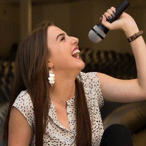 Ailyssa Yeater singing in microphone.
