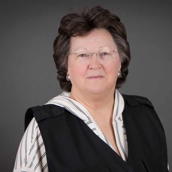 Headshot Faculty Peggy James